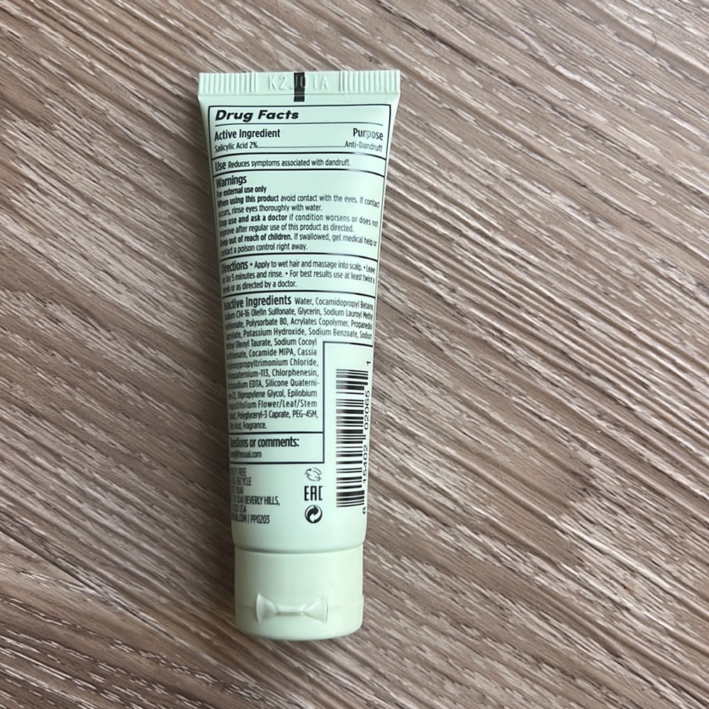 OUAI Anti-Dandruff Shampoo - Picture 2 of 3